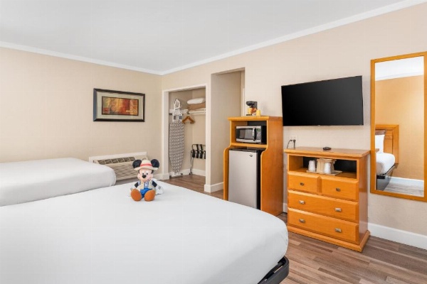 Anaheim Islander Inn and Suites image 11