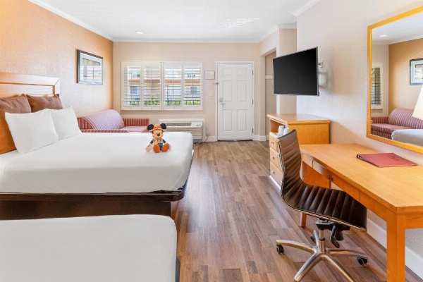 Anaheim Islander Inn and Suites image 16