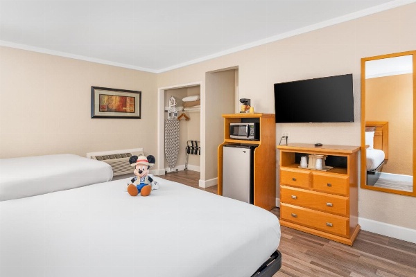 Anaheim Islander Inn and Suites Main image
